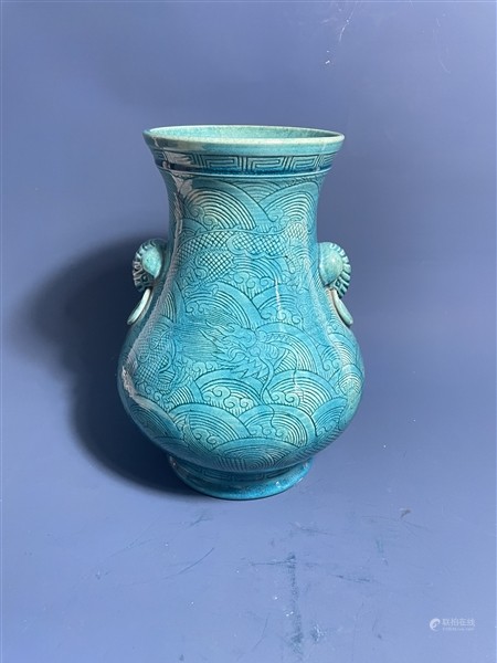 清 孔雀蓝釉 暗刻海水龙纹 象耳铺首尊