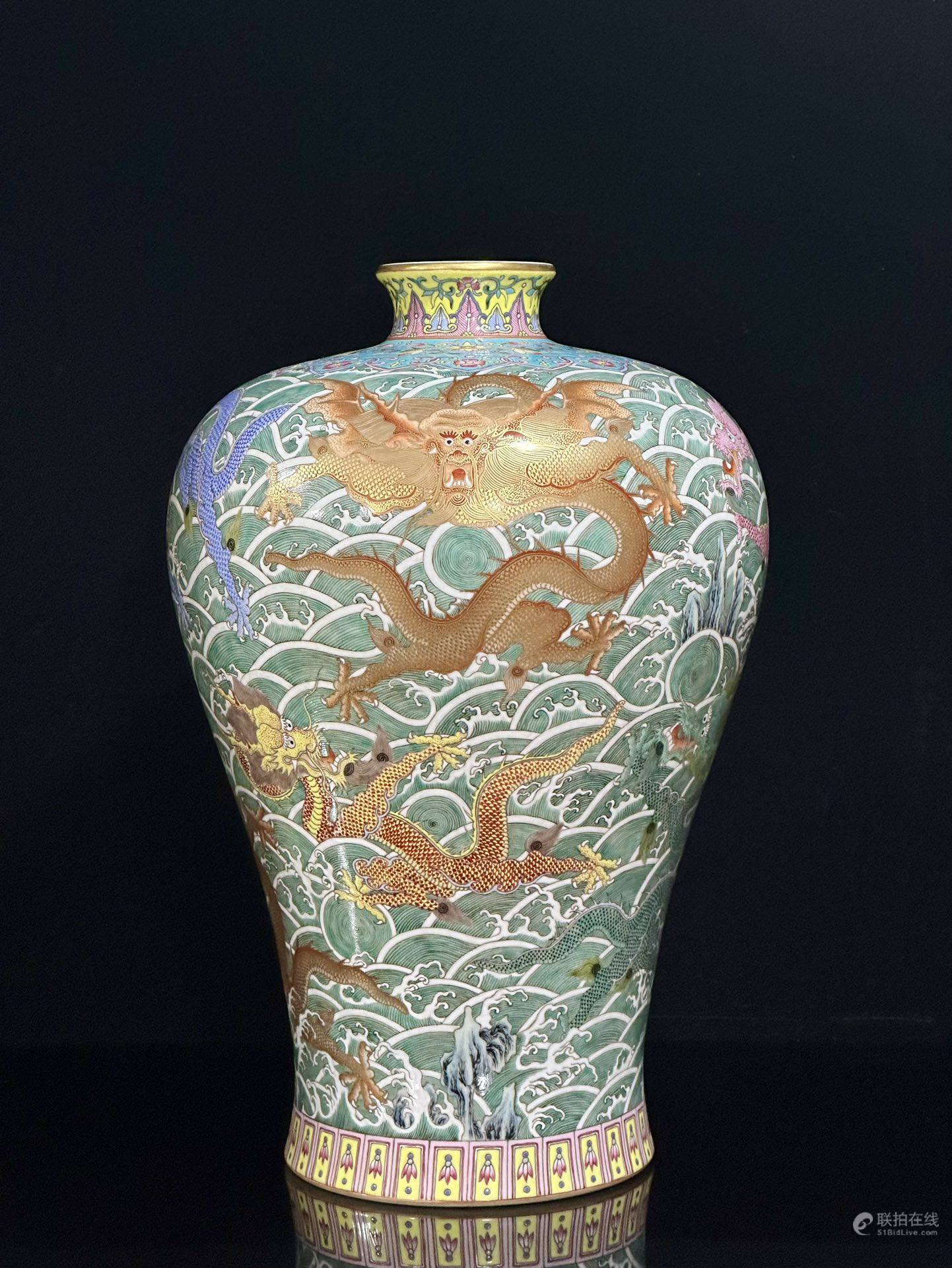 粉彩海水九龙纹梅瓶