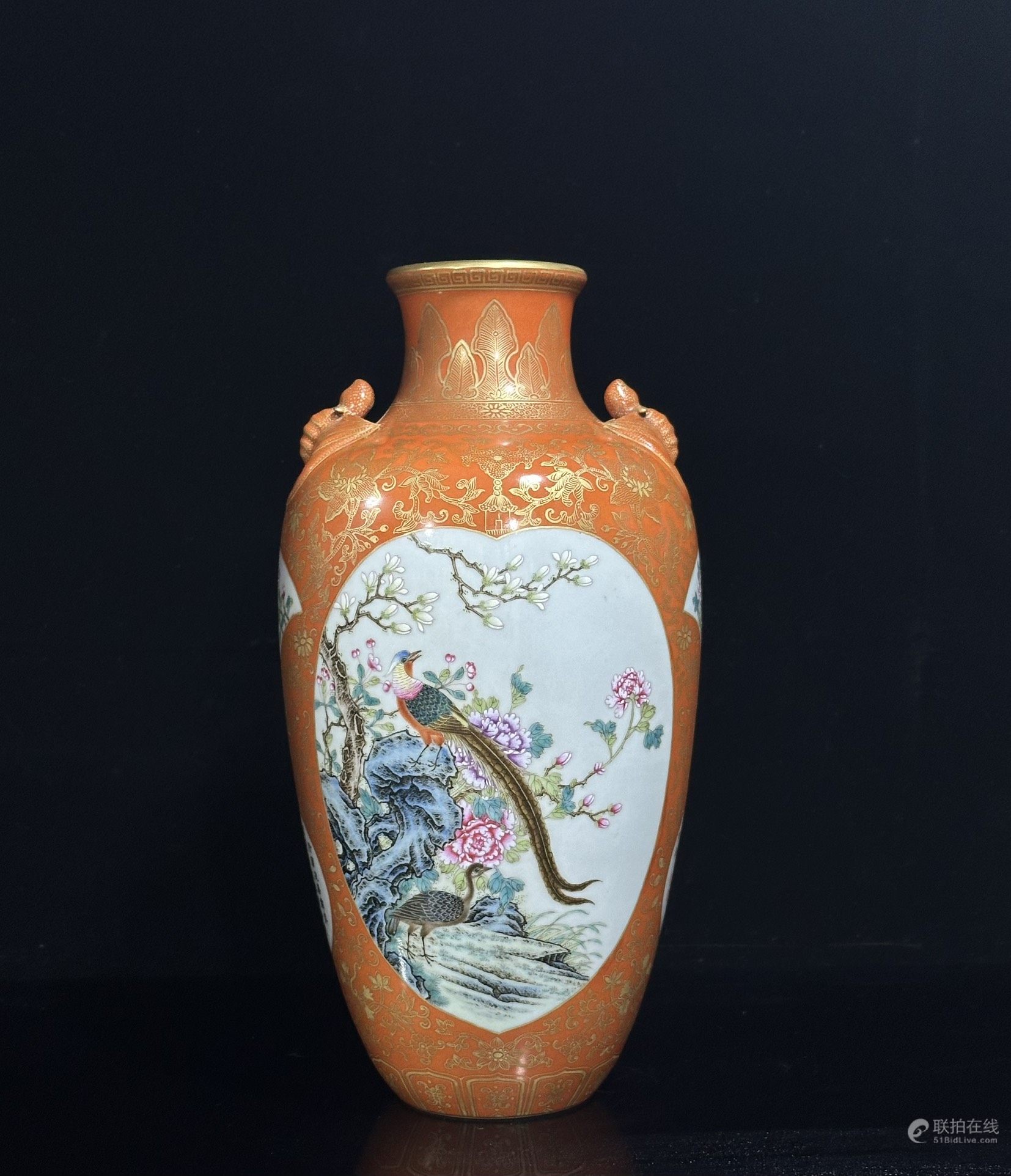 洋彩珊瑚红描金开窗花鸟诗文蝙蝠双耳瓶