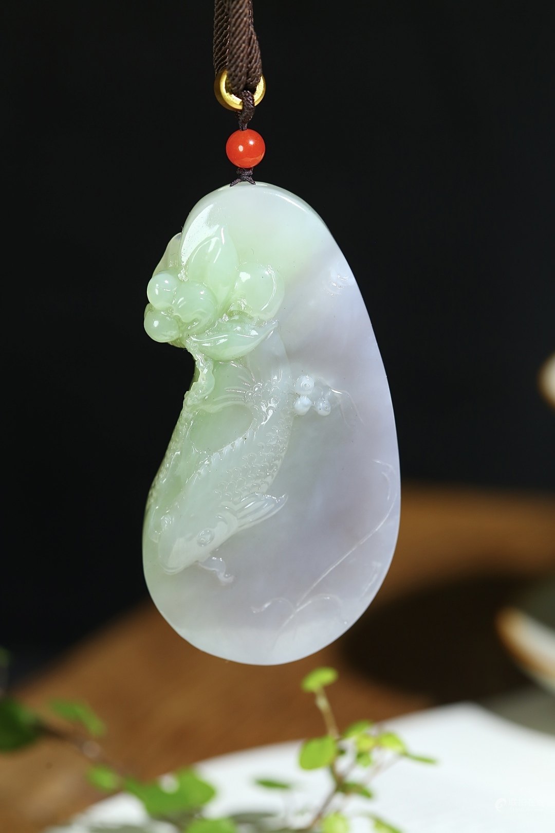 连年有余和田玉烟紫带翠挂件