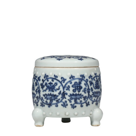 China Ming Xuande period blue and white coiled flower drum nail pattern tripod cover stove