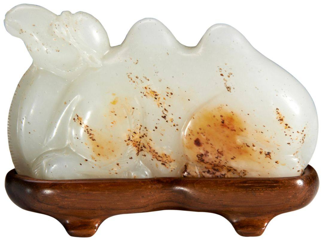 A FINE WHITE AND RUSSET JADE BACTRIAN CAMEL QING DYNASTY, 18TH / 19TH CENTURY 白玉骆驼笔架山 清 十八/十九世纪