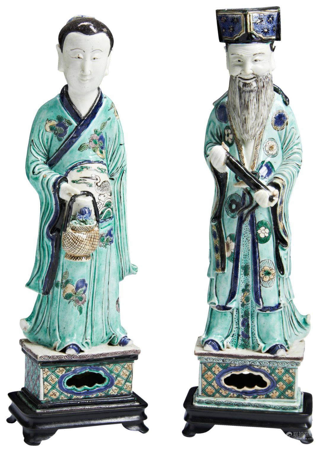 A PAIR OF CHINESE FAMILLE VERTE BISCUIT PORCELAIN FIGURES OF THE STANDING IMMORTALS, KANGXI, CIRCA