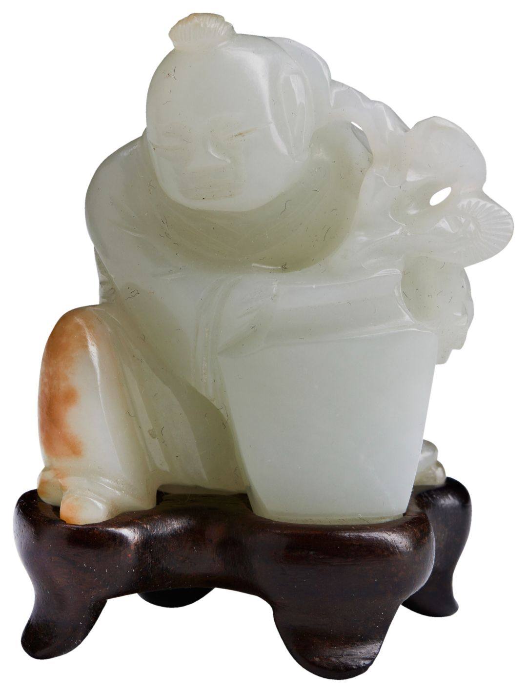 A PALE CELADON AND RUSSET JADE CARVING OF A KNEELING BOY QIANLONG PERIOD (1736-1795) 青白玉童子像 乾隆