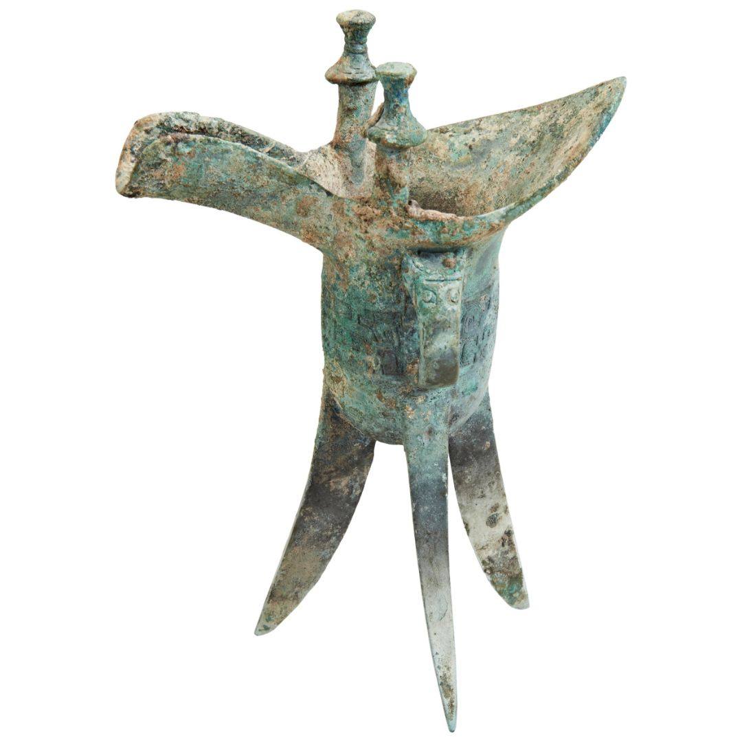 AN ARCHAIC BRONZE LIBATION RITUAL VESSEL, JUE LATE SHANG DYNASTY (13TH-11TH CENTURY BC) 青铜爵杯 商代晚期，
