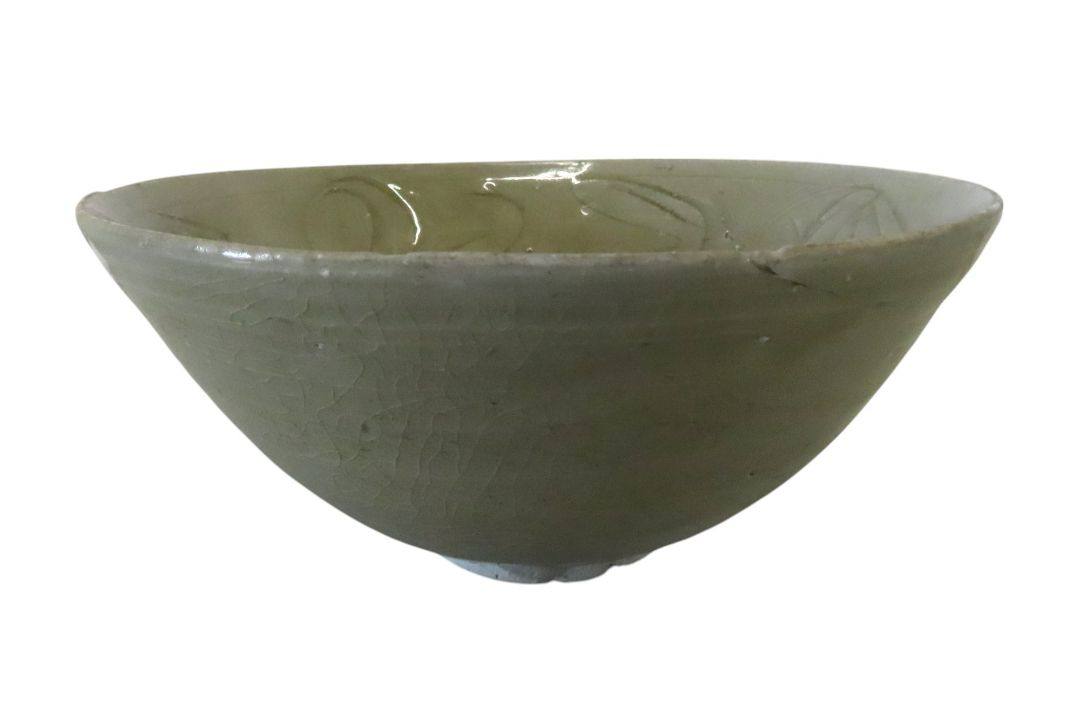 A CARVED CELADON-GLAZED ‘LOTUS’ BOWL SONG / YUAN DYNASTY in a Japanese lacquer box 18cm diam
