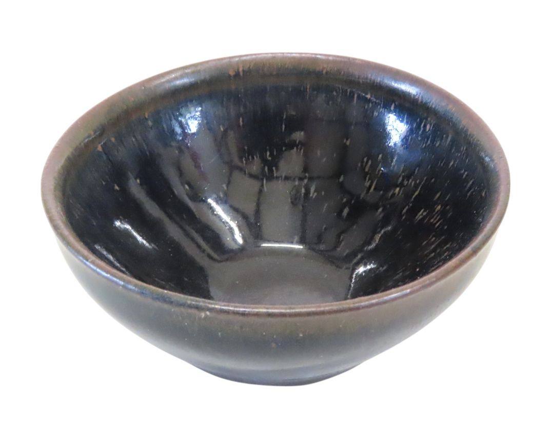 A JIANWARE TEA BOWL WITH 'OIL SPOT' GLAZE, SONG OR LATER  建窑兔毫盏 宋或以后 Diam: 12cm  Provenace: Phillp