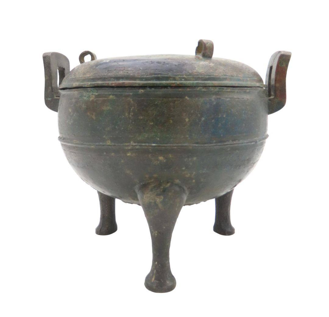 A BRONZE ARCHAIC TRIPOD VESSEL AND COVER EASTERN ZHOU OR LATER 26.5cm wide