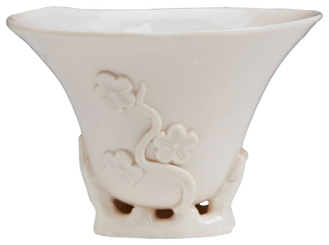 A LARGE BLANCE DE CHIN LIBATION CUP, QING DYNASTY 清 德化窑梅花杯 finly moddled with flared rim, on a