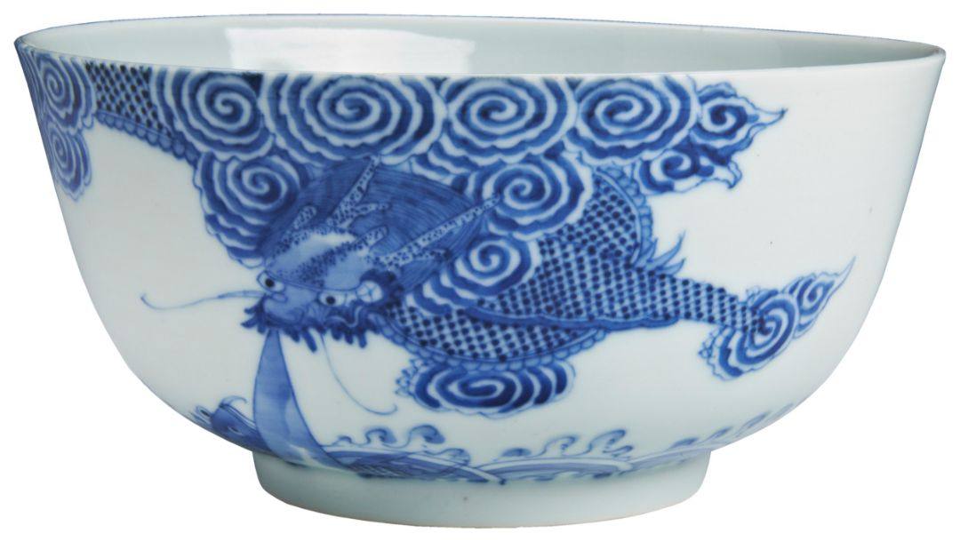 A BLUE DE HUE, DRAGON AND FISH BOWL WITH 'NEIFU' MARK, 18/19TH CENTURY 青花‘鱼跃龙门’ 大碗 十八/十九世纪 内府款