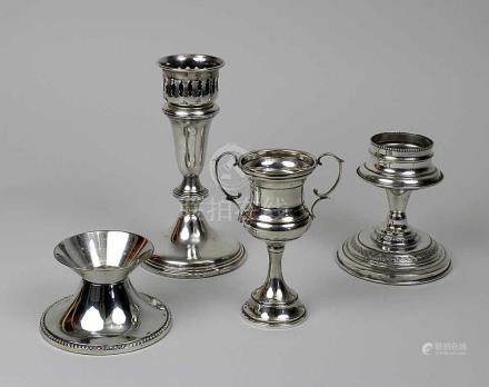  Zwei Kerzenleuchter und ein kleiner Pokal, 20. Jh., Silber, Leuchter gepunzt 800 bzw. Sterling, H?he