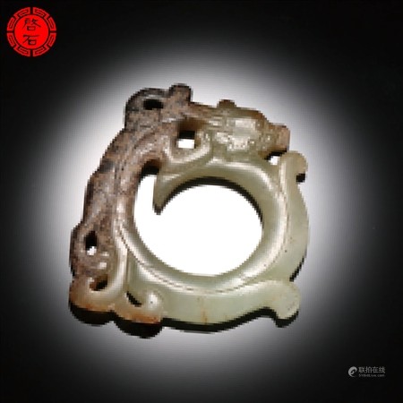 明   咬尾龙形佩