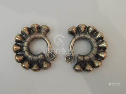 Paire de boucles d’oreilles en métal argentifère. Hmong, Indochine. H?: 7 cm