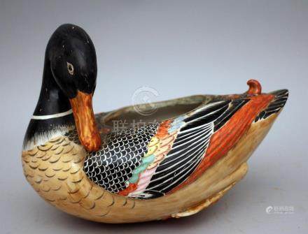 
							Terrine en terre-cuite émaillée polychrome en forme de canard.Chine, vers 1900.H : 24 - L : 