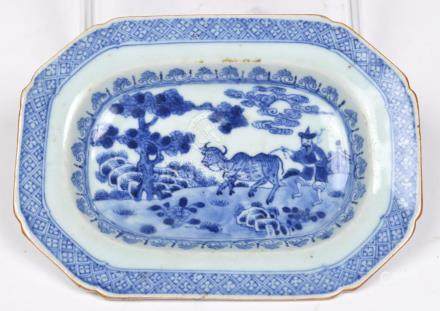  A Chinese blue and Nanking dish, c.late 19th Century Of octagonal oval form with scalloped rim and