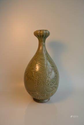 元代 龙泉窑刻画云龙纹蒜头瓶 ：Yuan Dynasty Longquan kiln portrayed the Yunlong pattern garlic bottle