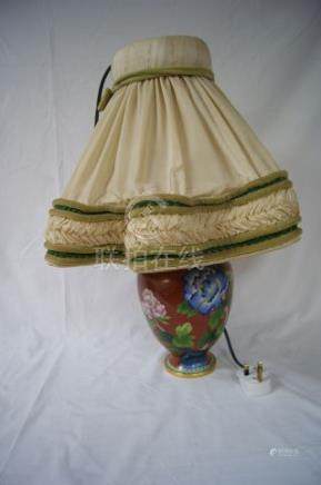 
							CHINE Vase en cloisonné, monté en lampe. Haut.: 40 cm Avec son abat-jour.
						