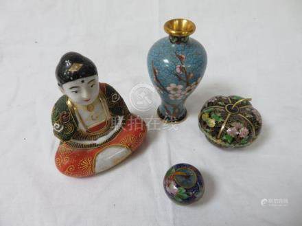 
							CHINE Lot en cloisonné, comprenant un vase, un pilulier, une bo?te. On y joint un bouddha en