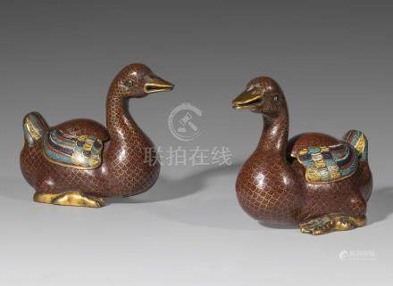 Paire de bo?tes en forme de canard en émaux cloisonnés de Pékin. Chine, XXe s.