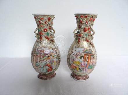 CHINE
						
						
						Paire de vases en porcelaine début XIX ème siècle , dim  28,5 cm(fêles à l'un et petits éclats))