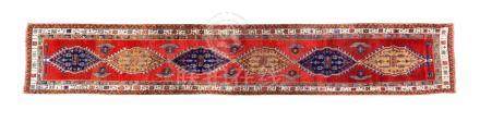 Galerie SARAB (Perse), 1er tiers du 20e siècle
Fond rouge cerise décoré par une