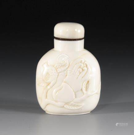  Snuffbottle Walrosszahn.A Late Qing Dynasty Walrus Tooth Snuff Bottle with Low-Relief depicting"