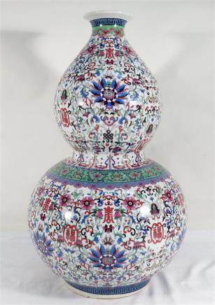 Chine. - Vase double gourde en porcelaine. - Haut : 61 cm. -