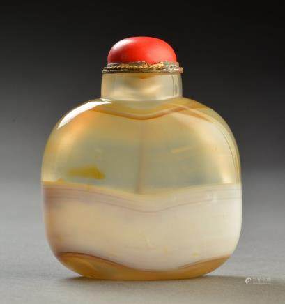 
CARVED BLACK & GRAY JADE SNUFF BOTTLE
苏作黑白玉雕人物紋鼻煙壺