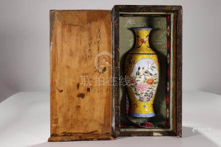 China, Famille Rose Shangping Vase