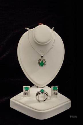 A SET OF NATURAL COLUMBIAN EMERALD JEWELRY 