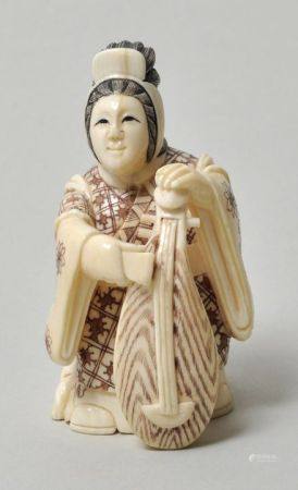 Netsuke-Okimono, Japan, 20. Jh.Musikerin mit Biwa (Instrument). Elfenbein, geschnitzt,