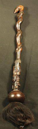 Deux importants pinceaux en bois, l'un sculpté en torsade ,un visage au tiers,  un personnage au sommet et de deux caractères chinois, l'autre en torsade également ,une tête d'oiseau au sommet et d'une scène à la base de 2 sages (un au-dessus d'un canard)accompagnant une jeune femme tenant un panier   