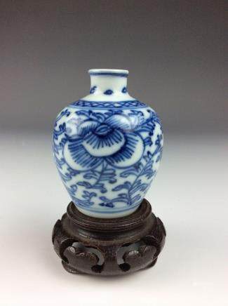 Fine Chinese porcelain vase, blue & white glaze, 