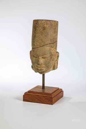 Vishnu-head. Prekhmer, 7./8. century. Face with slightly curved brows, almond-shaped eyes,a broad