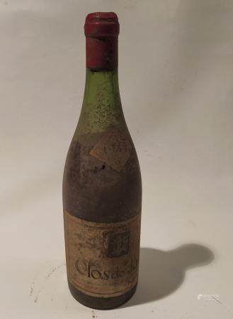 Une bouteille Clos de Tart Momessin. Bourgogne appellation contr?lée- 1945. Niveau entre 2 et 4