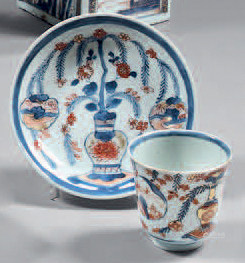 Tasse et sous-tasse en porcelaine de Chine. XVIIIe siècle.? décor Imari de vases de fls enca