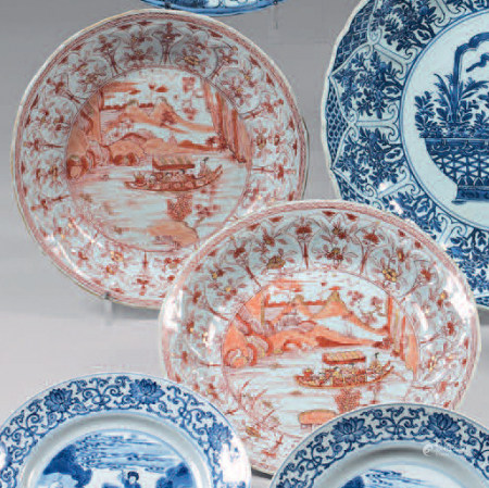 Paire de plats en porcelaine de Chine. Kangxi (1662- 1722). De forme contournée et moulée de fe