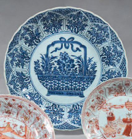 Plat creux en porcelaine de Chine. Kangxi (1662- 1722). ? décor bleu-blanc, au centre d'un gran