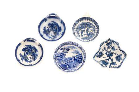 FIVE 18TH / 19TH C ENGLISH BLUE AND WHITE DISHES