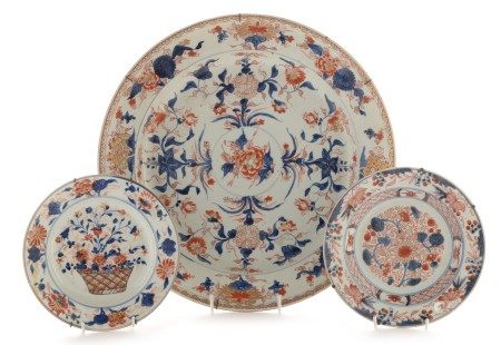 Chinese 'Imari' charger and two plates