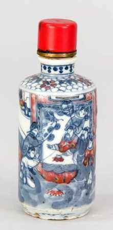 Snuffbottle, China, Ende 18. Jh., zylindrische Form. Umlaufender Dekor mit vielfiguriger Palastszene in Kobaltblau und Kupferrot. Unter dem Boden Ranken im Kreis. Fu?ring mit Chips. Deckel aus roter Koralle mit Metalll?ffel, H. 8 cm