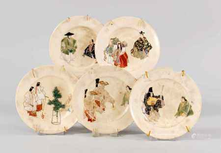5 kleine Satsuma Teller, Japan, Ende 19. Jh., jeweils mehrfigurige Dekore mit aufw?ndig gestalteten Gew?ndern. Alle Teller auf der Rückseite mit geschriebenen Marken in Rot. Alle Teller mit Wandh?ngung (abnehmbar). 2 Teller mit Chip, D. 16 cm