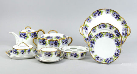 Frühstücksrestservice, 42-tlg., Rosenthal, Kronach, um 1900, Form Chrysantheme, Dekor Victoria Luise mit Stiefmütterchen, ziervergoldet, Teekanne, H. 14 cm, 9 Tassen mit 14 UT, H. 6 cm, 11 Kuchenteller, ? 20 cm, 2 Butterdosen, 1 Zuckerdose, 1 gro?e Keksdose, 1 gro?e Kuchenplatte, B. 31 cm, Eierhalter mit Einsatz, runder Untersatz,  ? 17 cm, tws. kl. Chips