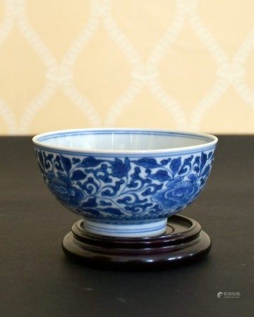 A CHINESE BLUE AND WHITE CIRCULAR BOWL. 4.5ins diameter, on a wooden stand.