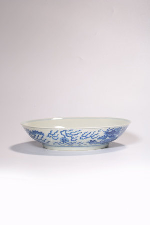 A BLUE AND WHITE 'DRAGON' DISH.MARK OF GUANGXU