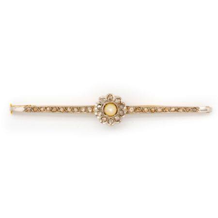 Yellow gold barrette brooch with small diamonds and a central pearl
Gross weight: 4.6 g.