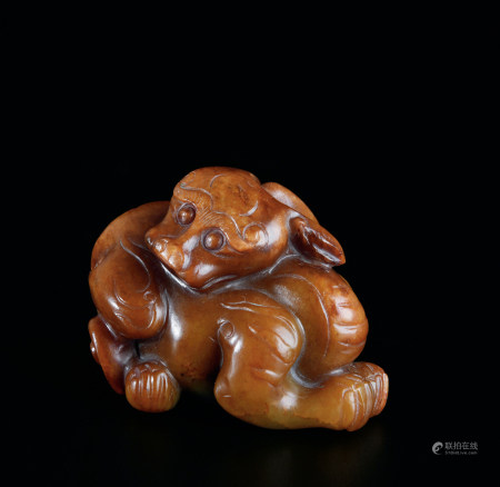 明 玉褐色沁独角瑞兽把件