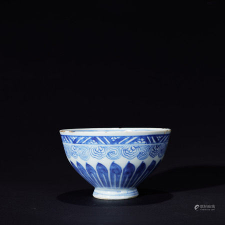 明 青花莲花瓣纹鸡心碗