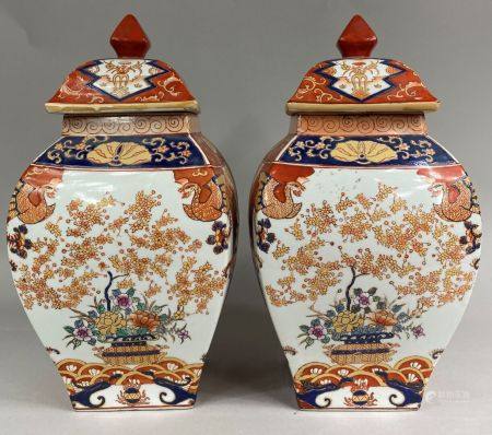 JAPON, IMARI
Paire de potiches couvertes en porcelaine Imari. Décorées en bleu, corail et or, d