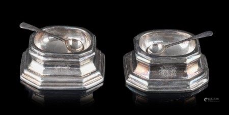A pair of French 18thC salts, hallmarked Paris, ca 149 g, H 3,4 cm